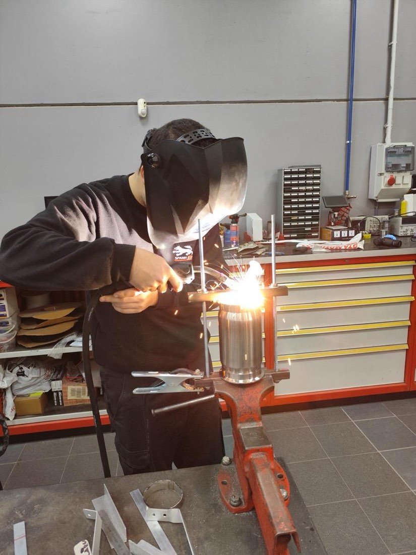 Mecanizado artesanal del chasis en el taller de Valencia